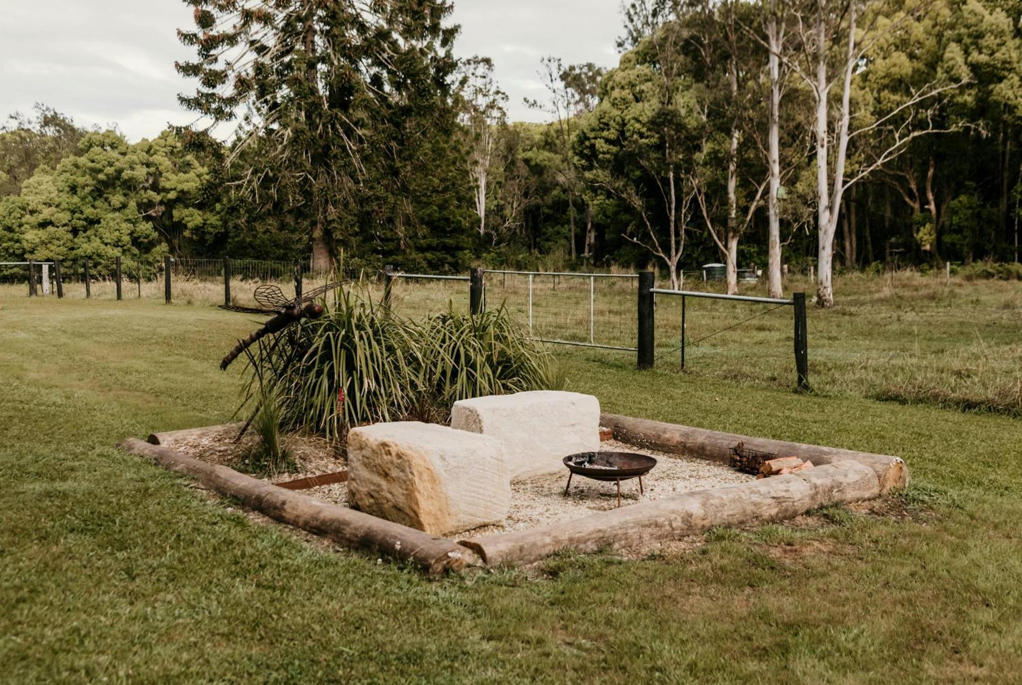 Contained In Nimbin Accommodation Exteriör bild